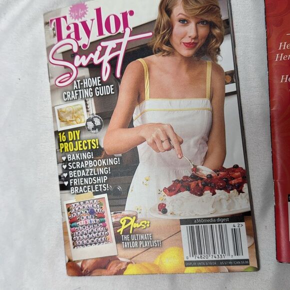 Taylor Swift Mini Magazine Set. - Picture 3 of 7